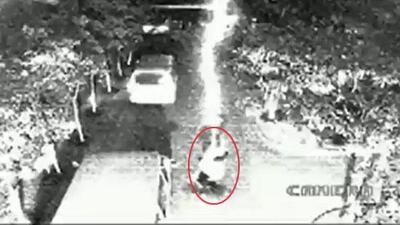 Üzerine bir dakikada 2 yıldırım düştü! VİDEO