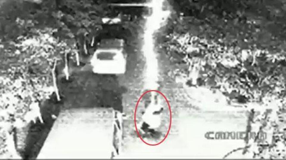 Üzerine bir dakikada 2 yıldırım düştü! VİDEO