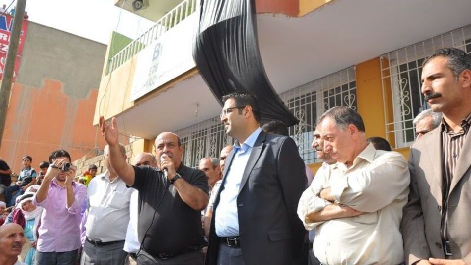 "Sana ne, sen kim oluyorsun"