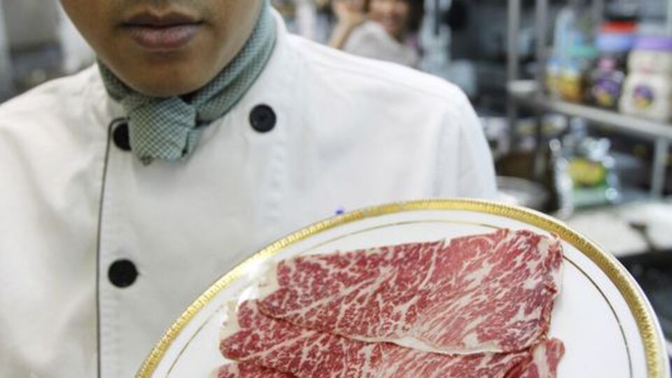 Ayakları yere basmayan, şarapla masaj yapılan dana!