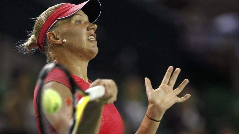 Sharapova bileğinden çekiyor!