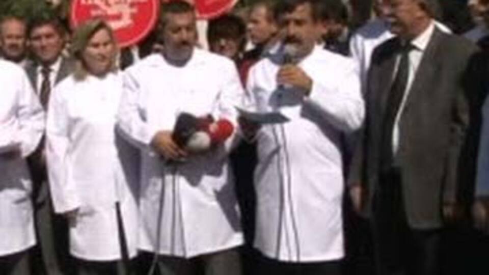 Bakanlık önünde beyaz önlüklü eylem VİDEO