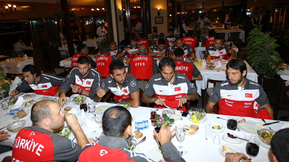 Milliler boğazda yemek yedi!