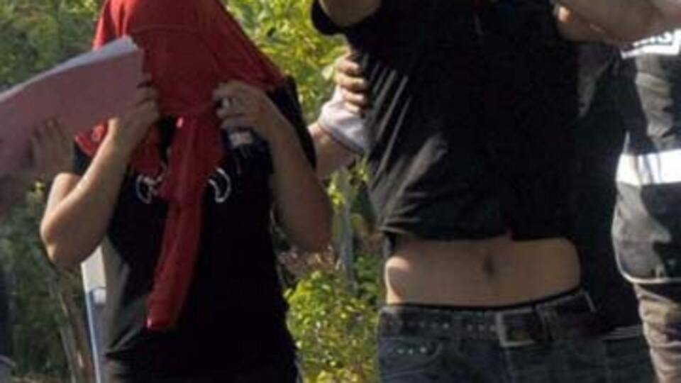 Kardeşini erkeklere sattı!