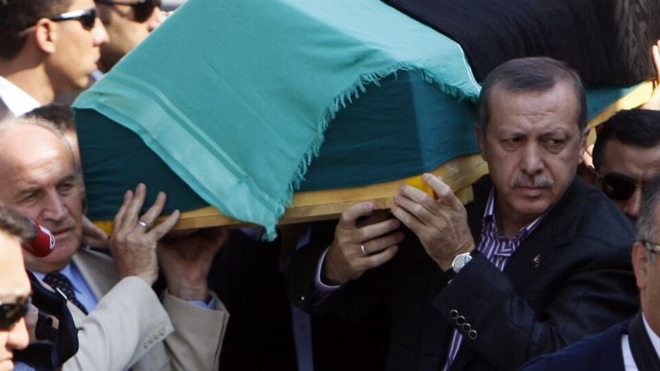 Anne Erdoğan oğlunun omuzlarında!