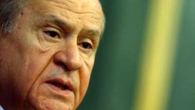 Bayrak polemiği sürüyor!