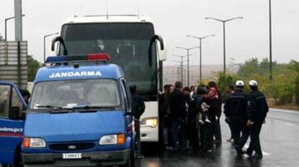 Yolcuları indirip sahte para aradılar