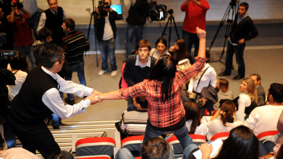 Şimdi de IMF'ye yumurta! VİDEO