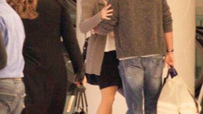 Sevgilisiyle sarmaş dolaş