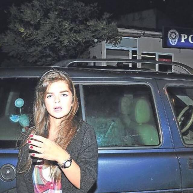 Gazetecilerden kaçıp polise sığındı GALERİ