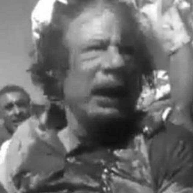 Kaddafi'nin cesedi oğlununki ile birlikte sergileniyor (!) GALERİ