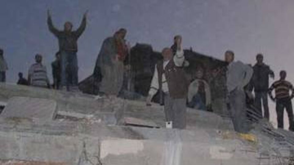 "35-40 arası bina ve bir yurt binası yıkıldı"