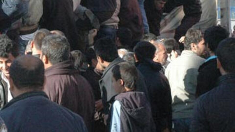 Yardım dağıtımında izdiham