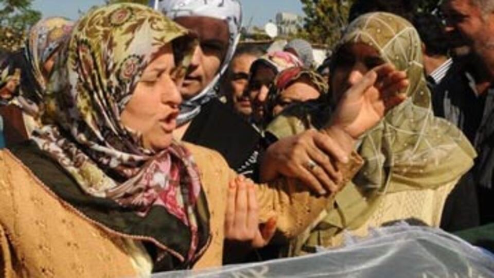 Deprem kurbanı Aylin öğretmene gözyaşı