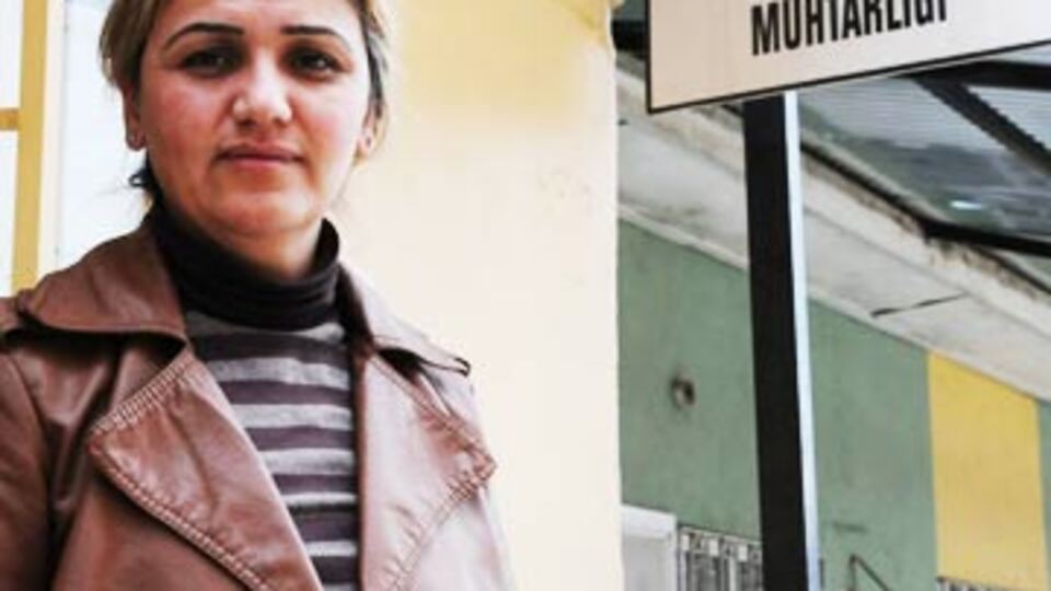 Kadın muhtar verilen çadırları silahla korudu!