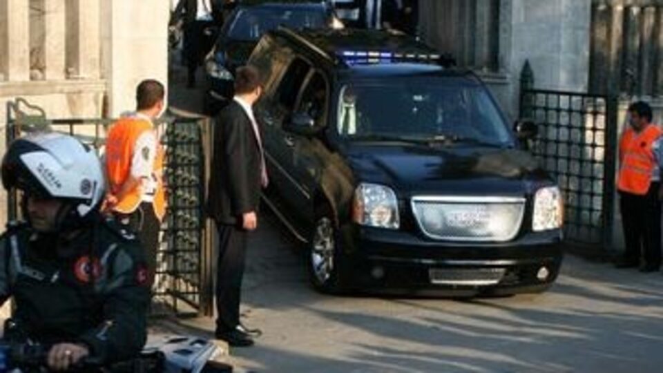 Erdoğan torunuyla birlikte annesinin mezarını ziyaret etti