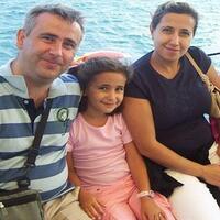 'Aç artık gözlerini babacığım!"