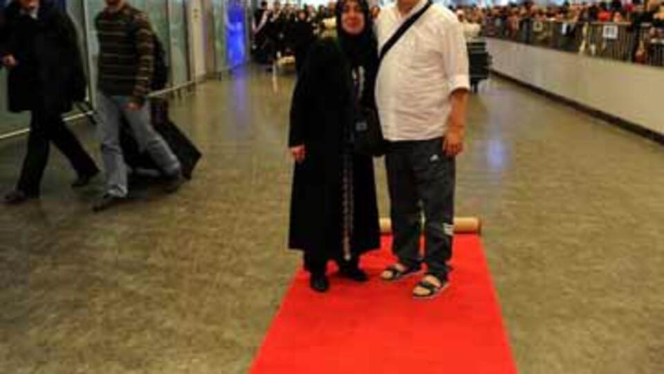 Kırmızı halı açarak hacısını karşıladı GALERİ