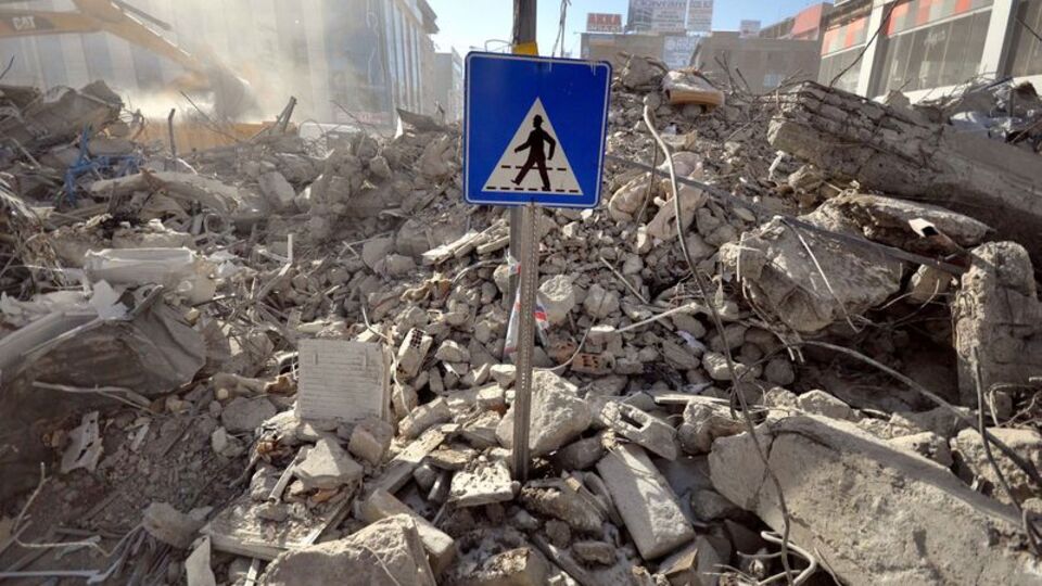Van'da yıkılan 2 otel hakkında savcılık soruşturma başlattı!
