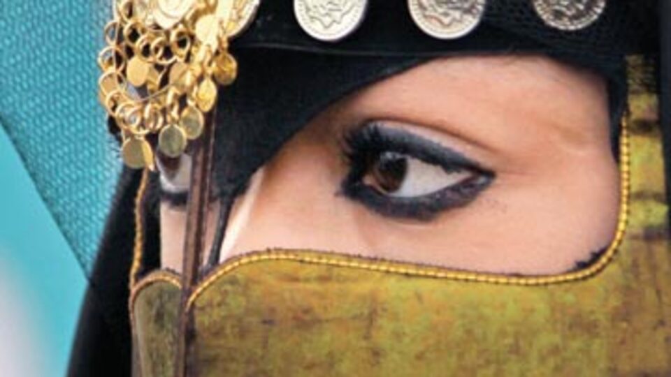 Güzel gözlü kadınlara yasak!