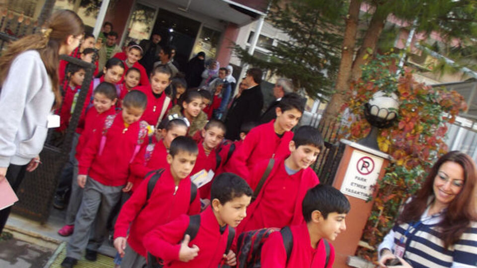 Depremzede öğrenciler ders başı yaptı