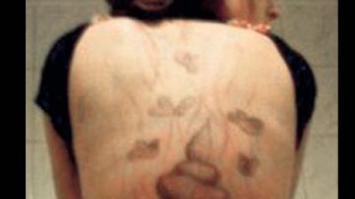 Aldatan kız arkadaşa dışkılı dövme yaptı