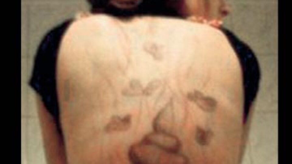 Aldatan kız arkadaşa dışkılı dövme yaptı