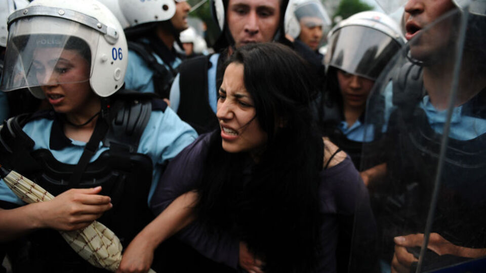 Saç kestirdiler örgüt üyeliğinden yargılanıyorlar!