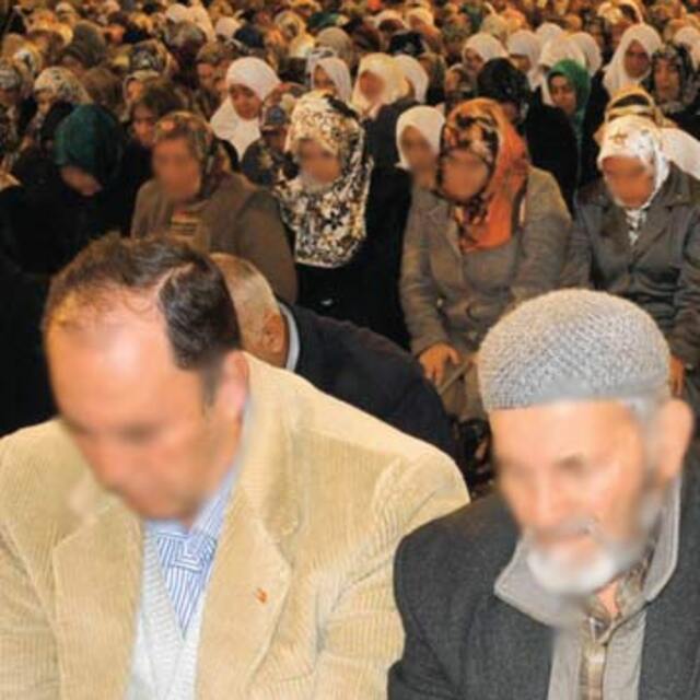 Kadın- erkek beraber namaz kılabilir mi?