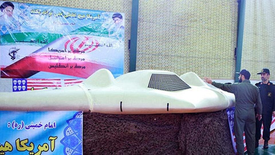 İran, ABD casus uçağını gösterdi! VİDEO