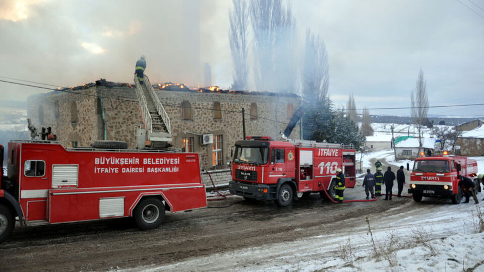 110 yıllık cami cayır cayır yandı GALERİ