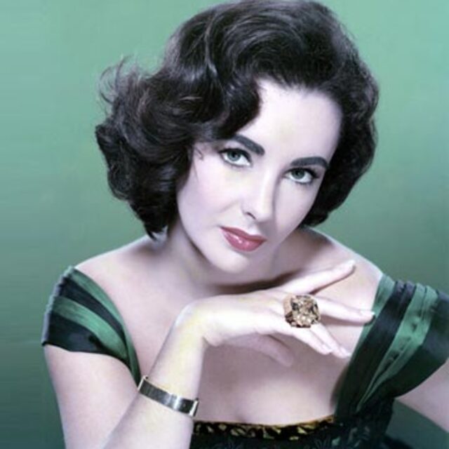 Liz Taylor'ın yüzüğüne 8,8 milyon dolar
