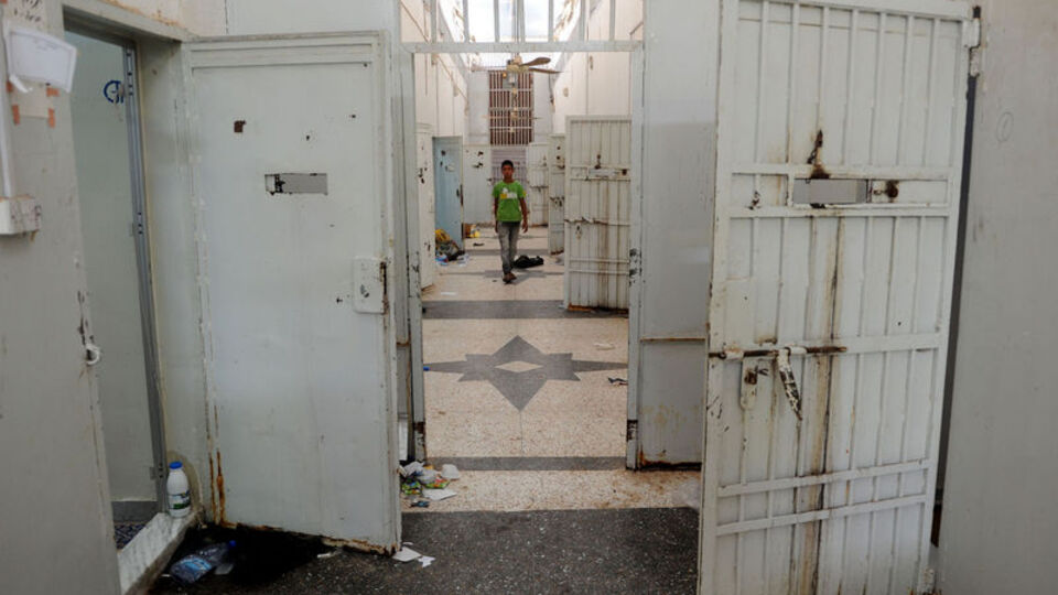 Silivri'de 15 gardiyan meslekten atıldı