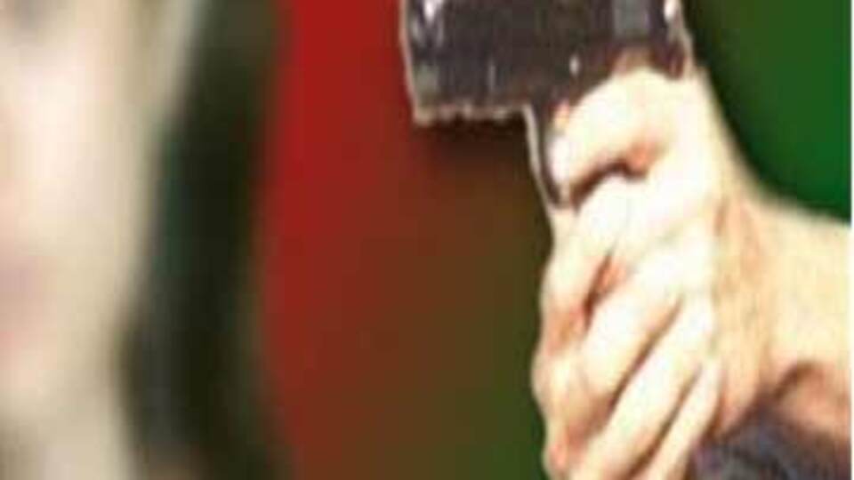 Eşini sokak ortasında silahla vurdu!