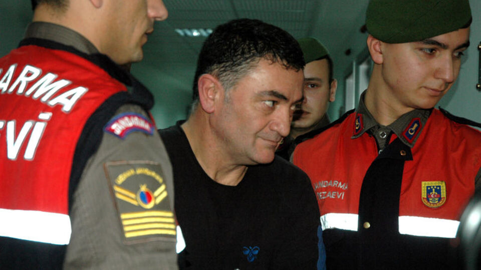 O mezarı göstermek için yola çıkıyor...