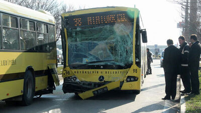 İki belediye otobüsü çarpıştı: 12 yaralı