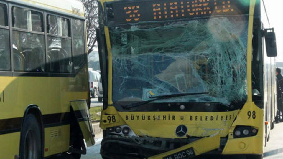 İki belediye otobüsü çarpıştı: 12 yaralı
