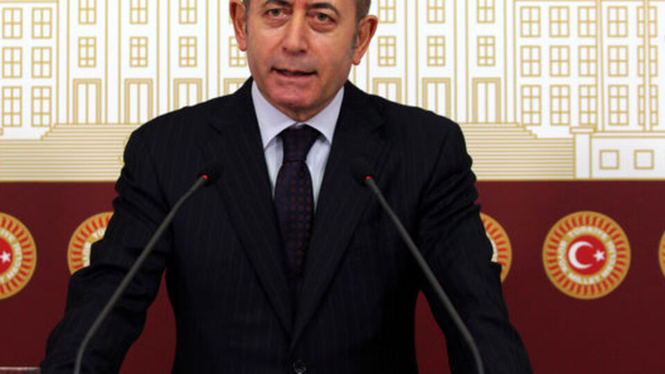 Emekli vekillerin maaşlarına zam CHP'yi karıştırdı