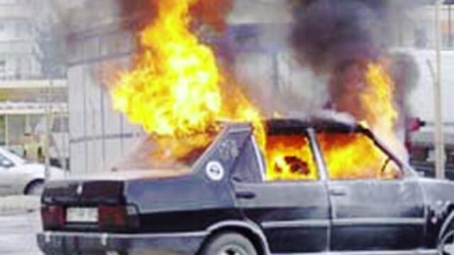 Otomobiliyle birlikte yandı!