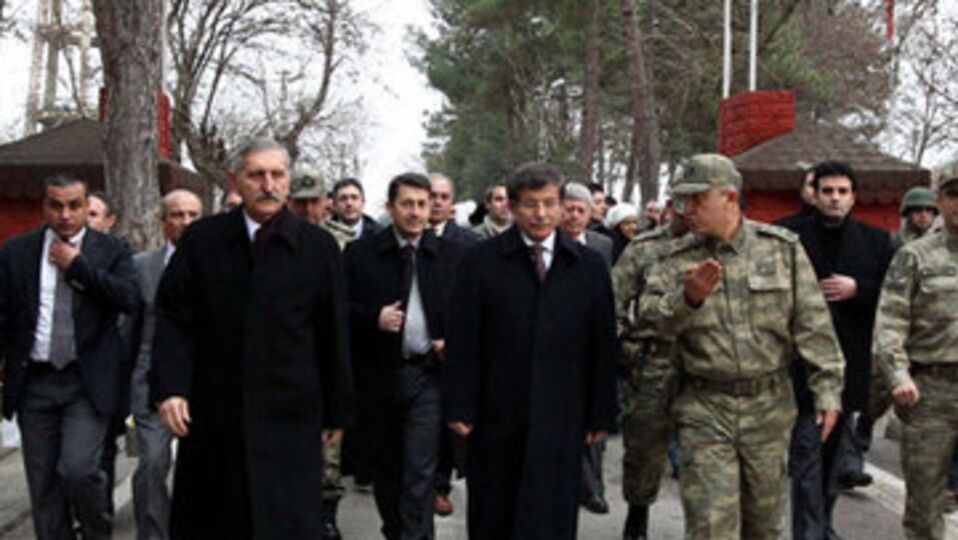 Davutoğlu yürüyerek Yunanistan'a geçti