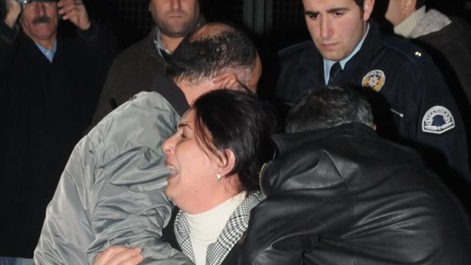 Yeni evli çift trenin altında can verdi