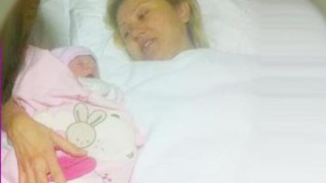 İkinci kez anne oldu
