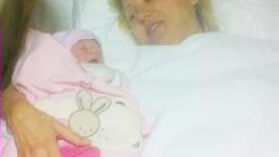 İkinci kez anne oldu