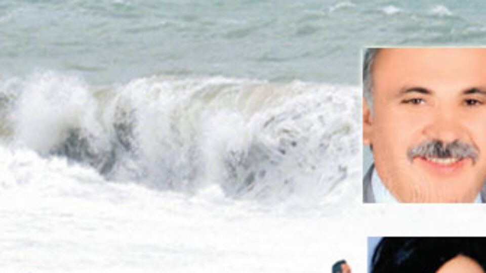 Dev dalgalar çifti yuttu
