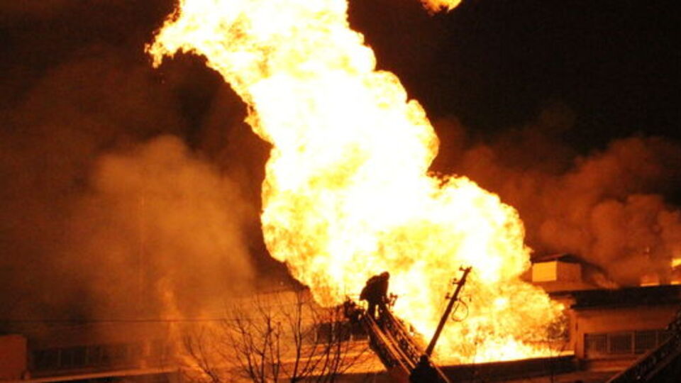 Kozmetik deposu yandı!