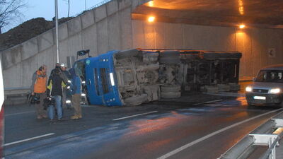Kimyasal madde yüklü kamyon devrildi