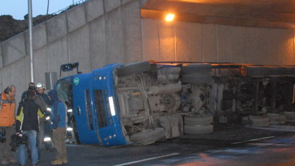 Kimyasal madde yüklü kamyon devrildi