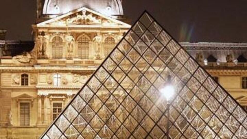 Louvre Müzesi'ne nükleer eleştiri