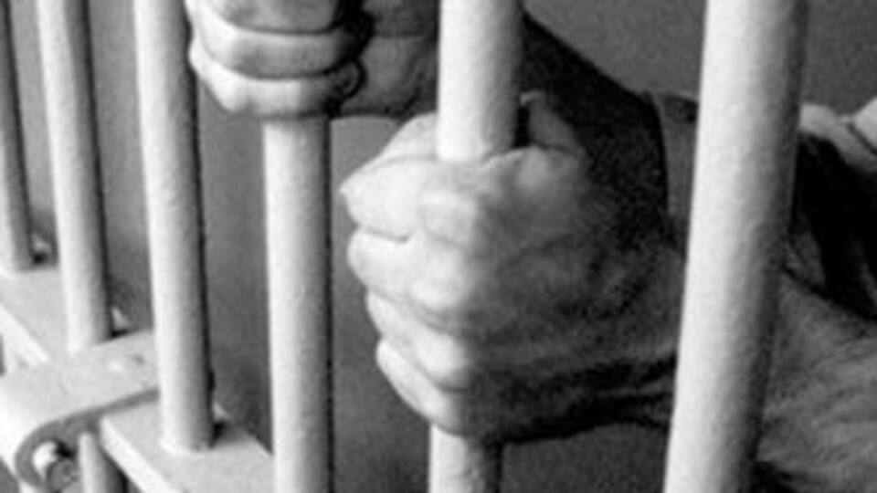 Hapisten kaçtı, eşine 8 saat tecavüz etti