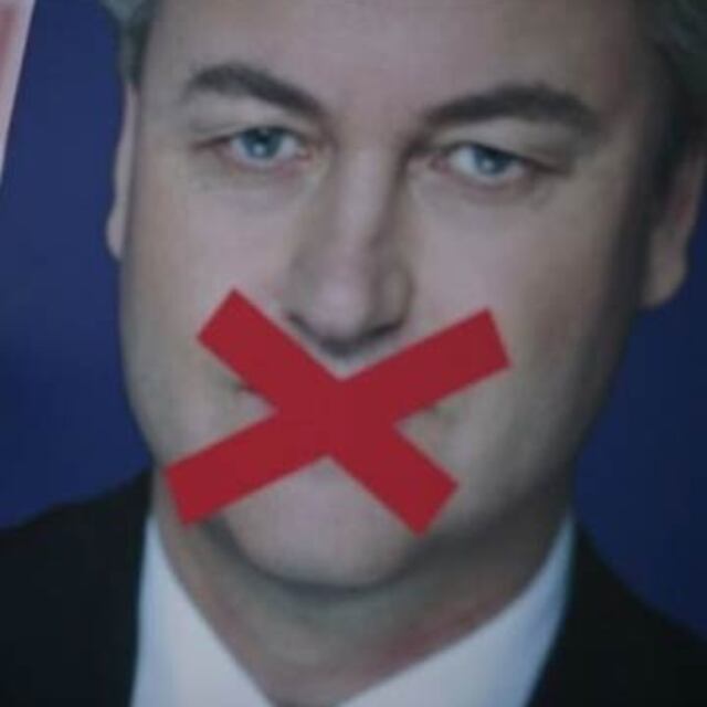 Türk'e hakaret koltuğundan etti!